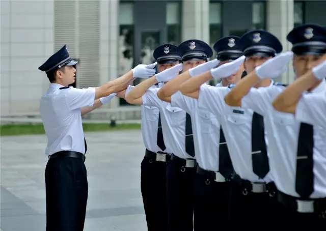 秩序員做了一件事，讓她瞬間被溫暖包圍