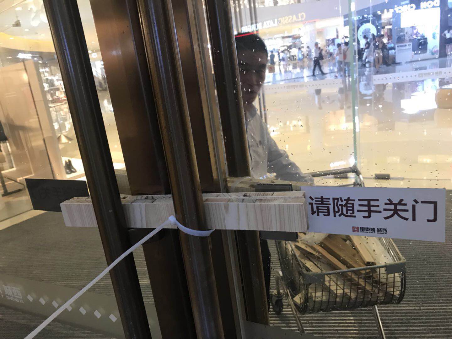 嚴(yán)陣以待|暴雨中夙夜奮戰(zhàn)，為你守護(hù)家園平安