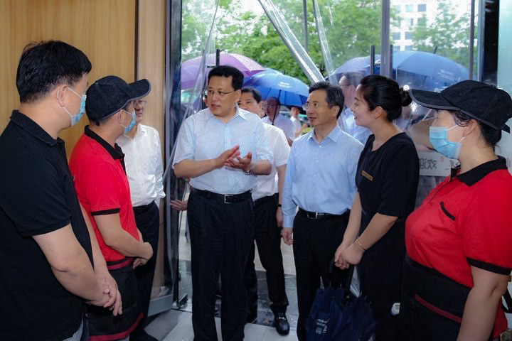 以服務(wù) 促發(fā)展 | 浙江省人民政府省長袁家軍一行視察南都物業(yè)西溪銀泰城服務(wù)項(xiàng)目