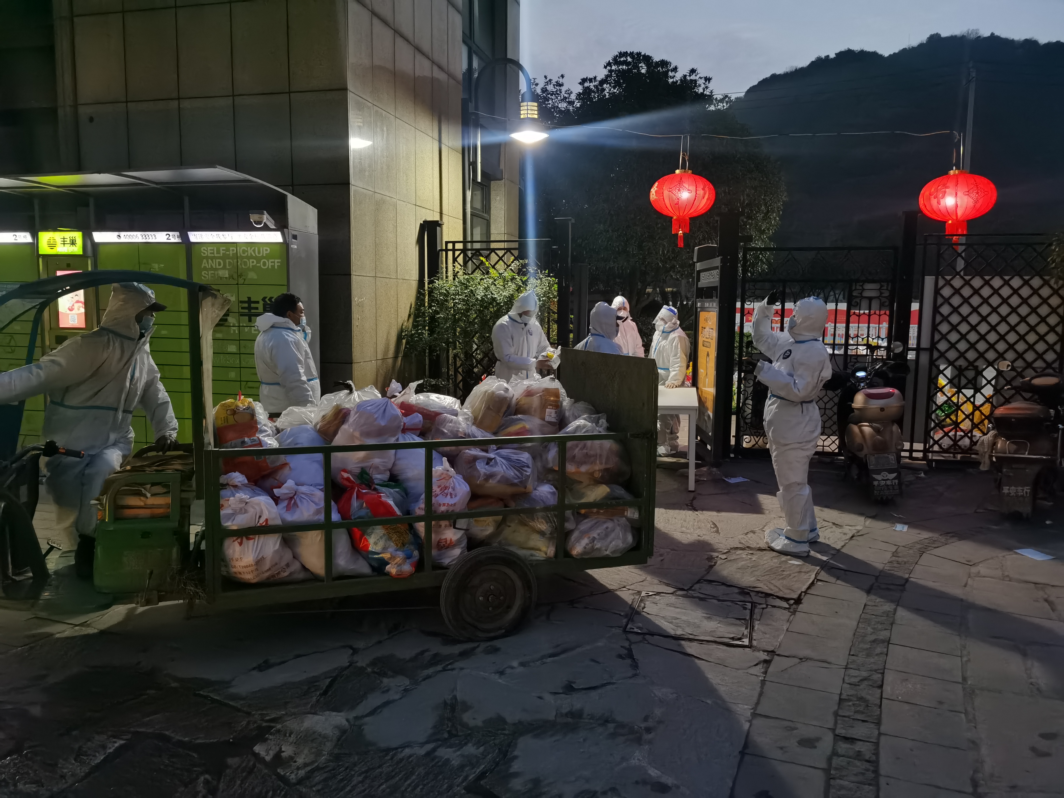 防疫隔離中的一碗熱面條！來自南都物業(yè)暖暖的愛